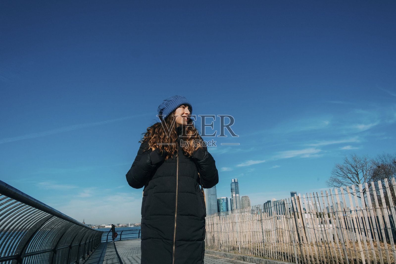 一个年轻女子穿过纽约的一个公园。旅行的概念。照片摄影图片