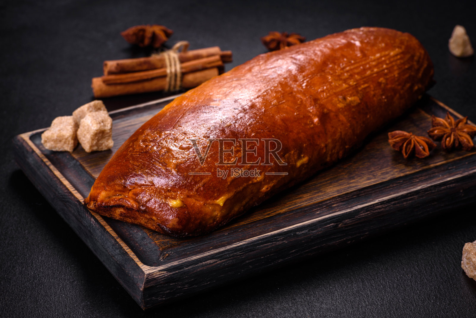 美味新鲜的杏仁果酱卷，深色混凝土背景照片摄影图片