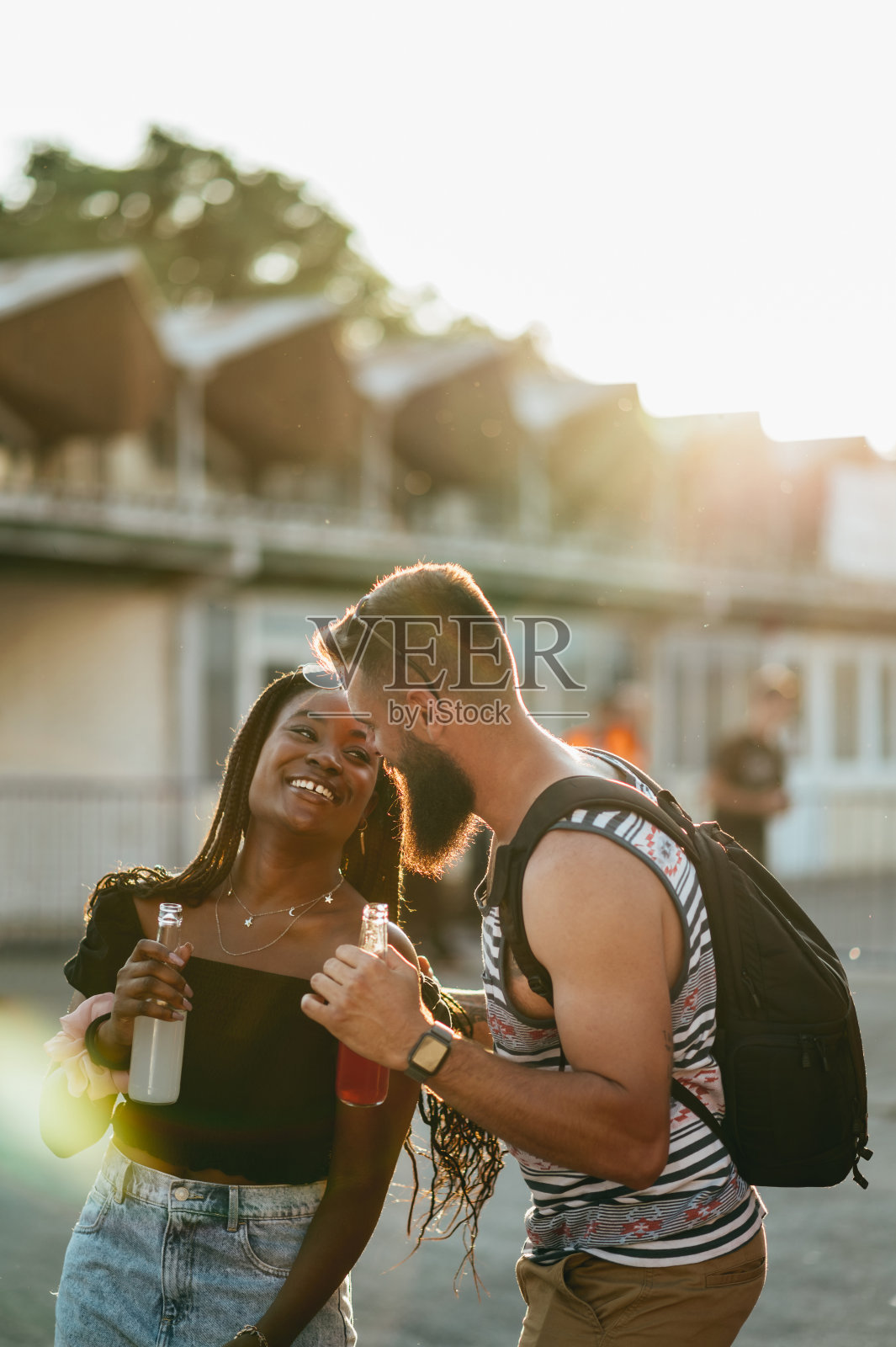 美丽的情侣喝鸡尾酒，在音乐节上玩得很开心照片摄影图片