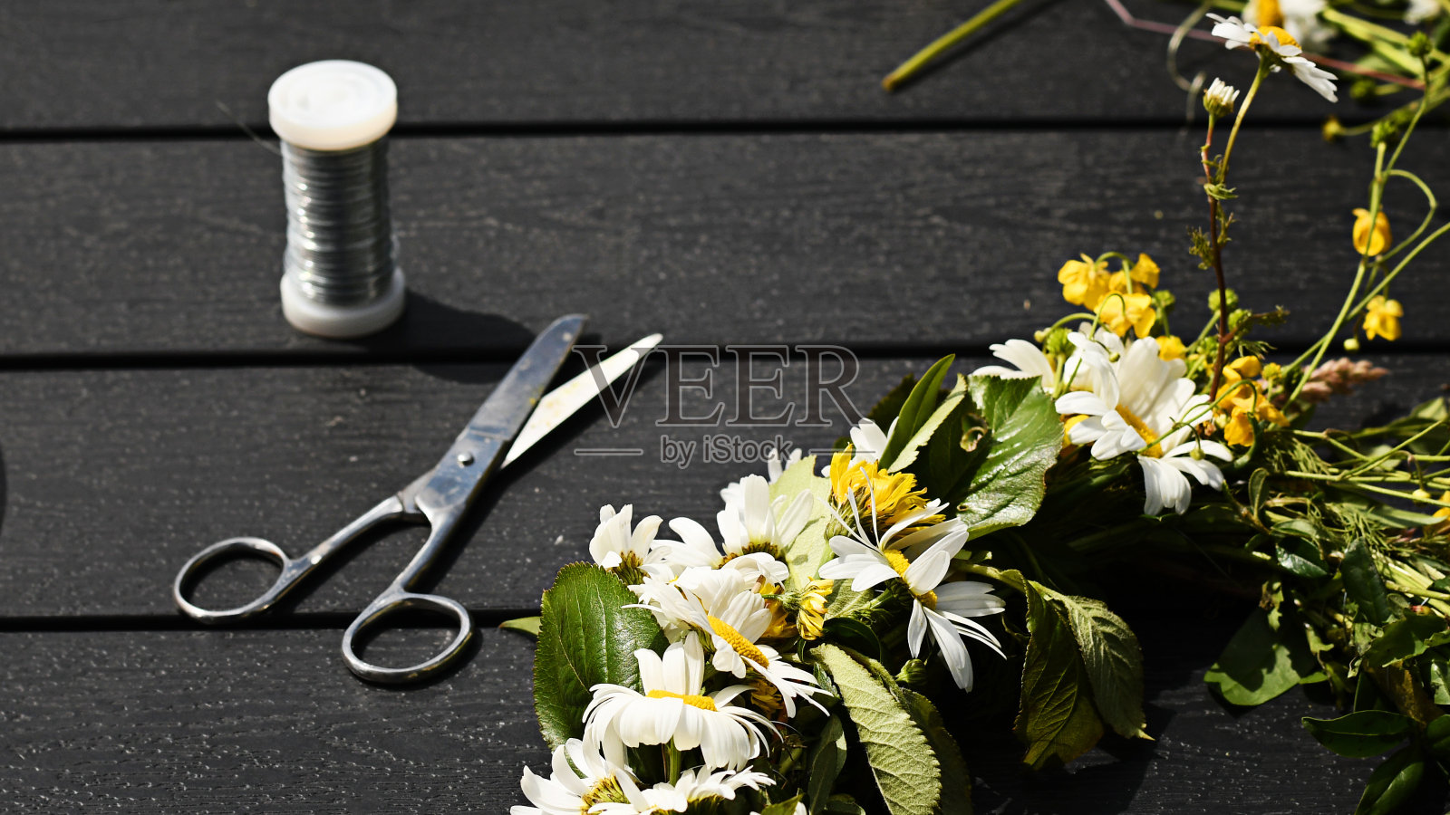 用剪刀、铁丝和野花制作花冠照片摄影图片