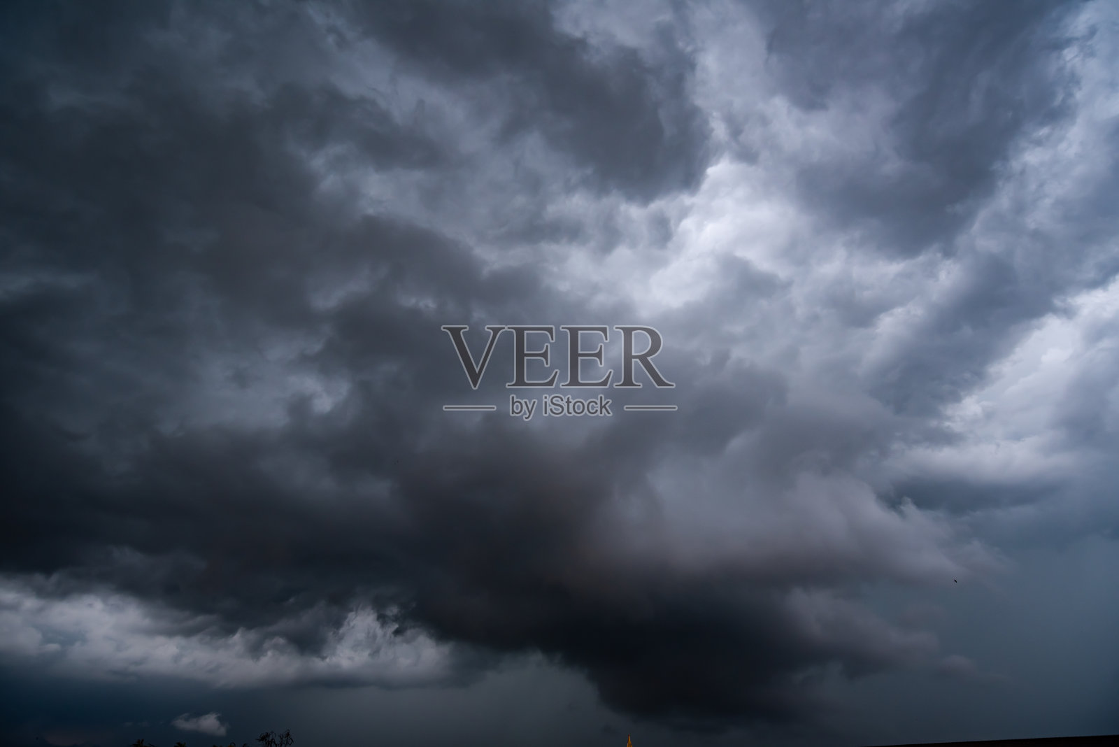 有背景的乌云，雷暴前的乌云。照片摄影图片