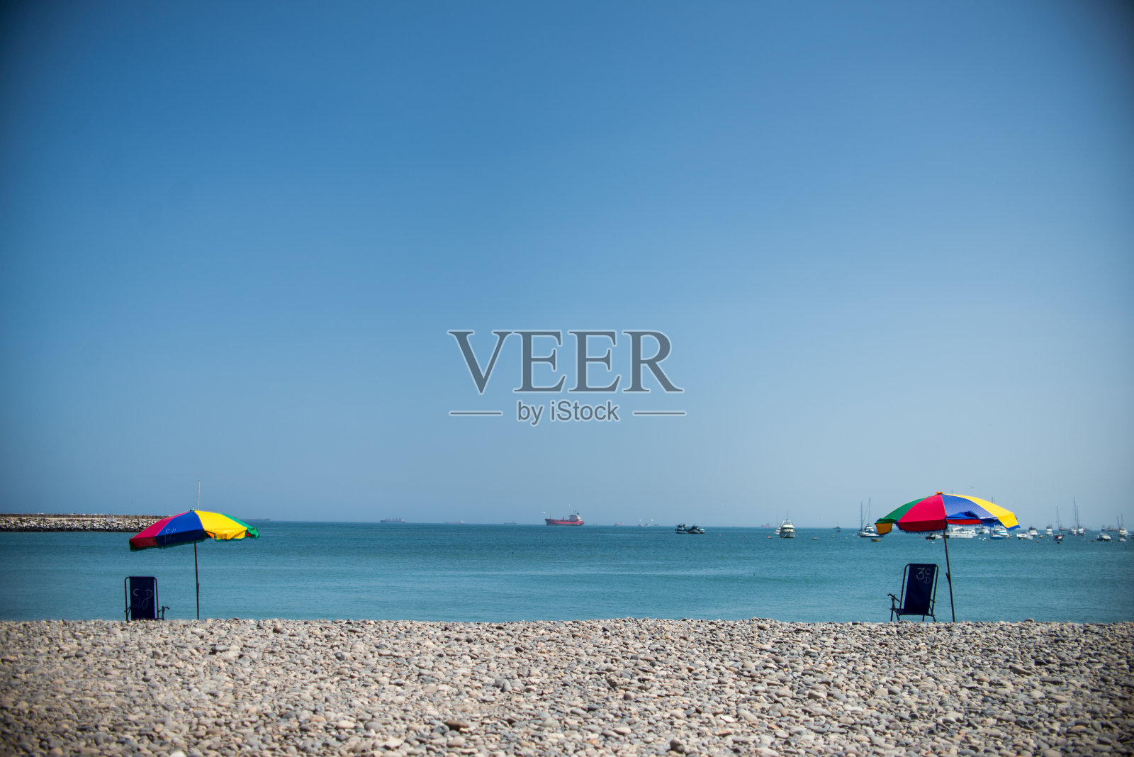 沙滩上的雨伞照片摄影图片