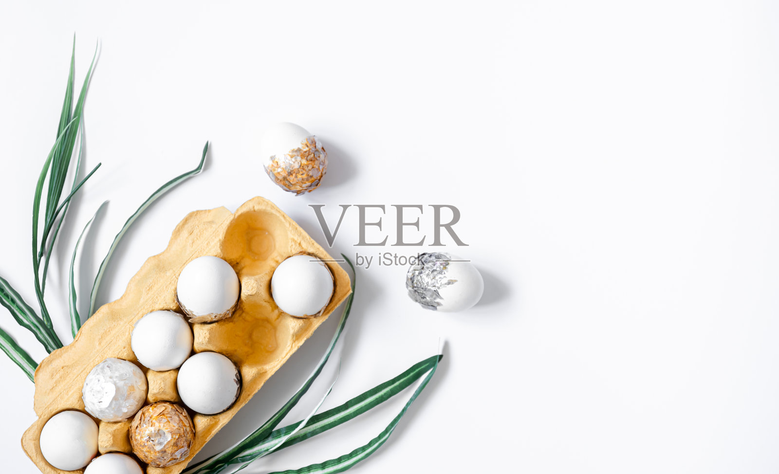 复活节背景与装饰鸡蛋托盘孤立在白色，平坦的奠定。照片摄影图片