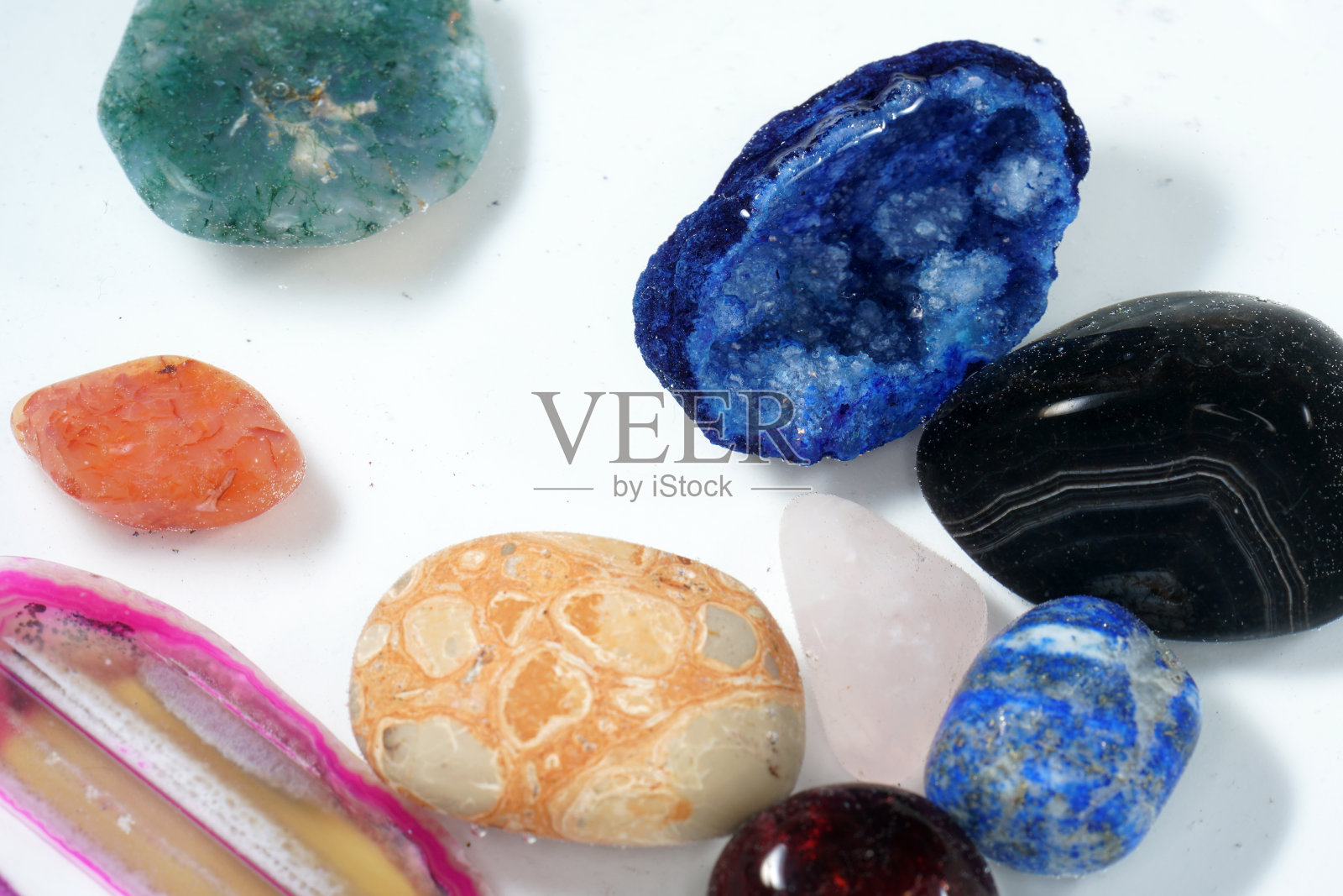 宝石也被称为宝石是一种矿物或有机物质，照片摄影图片