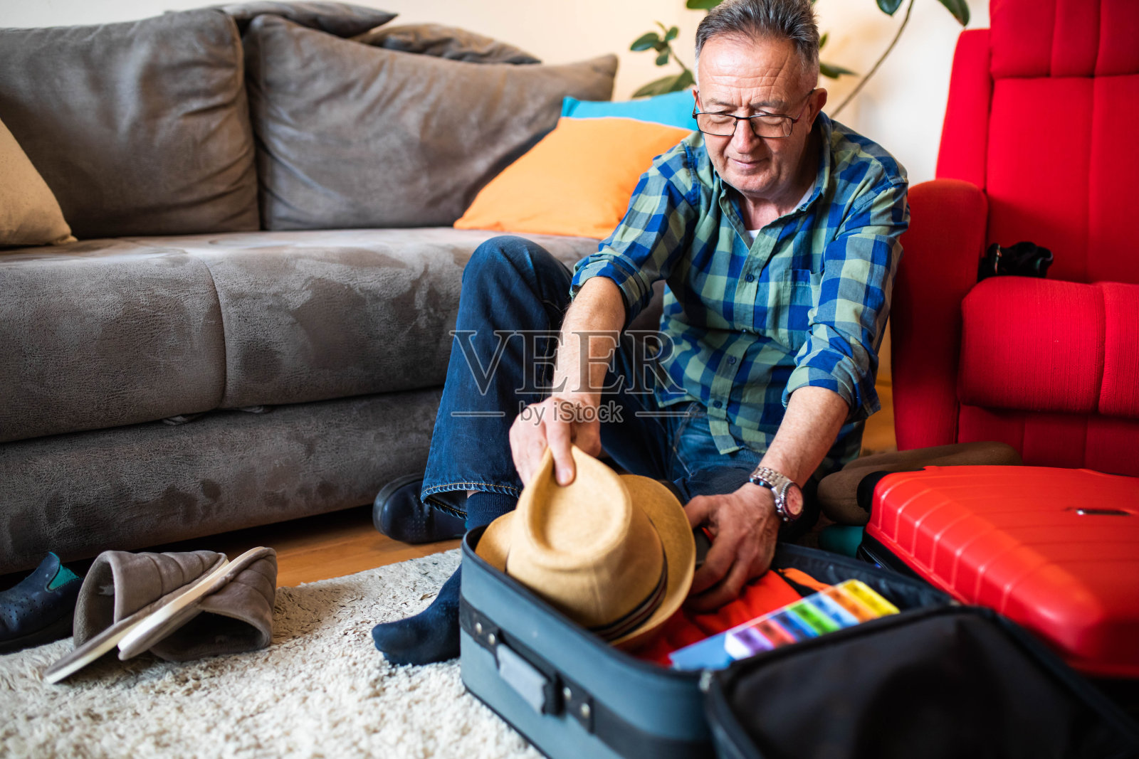 一个高年级学生在整理他的手提箱照片摄影图片