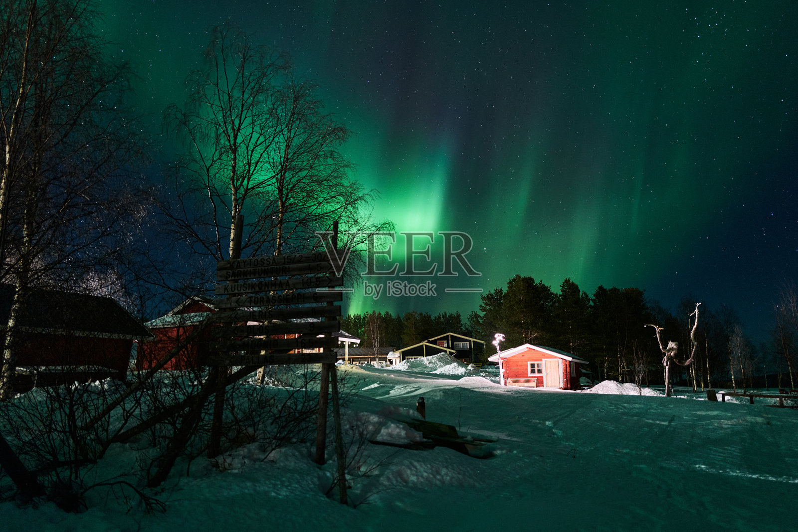 芬兰穆尼奥上空的北极光照片摄影图片
