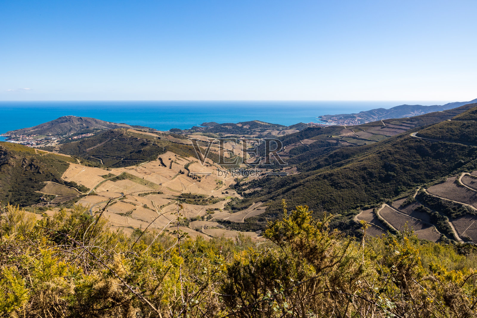 Côte Vermeille，位于Port-Vendres镇和Banyuls-sur-Mer镇之间，从Albères山眺望(Occitanie，法国)照片摄影图片