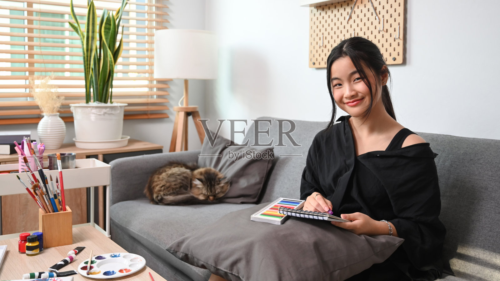 快乐的少女喜欢在家画画。照片摄影图片