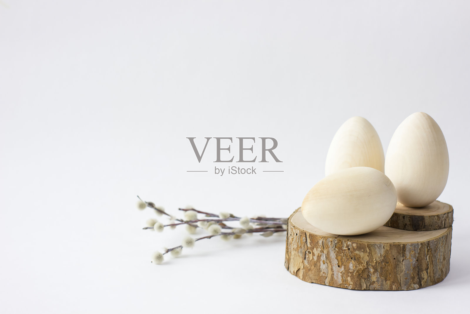 复活节木制鸡蛋锯切的树与小猫柳树。照片摄影图片