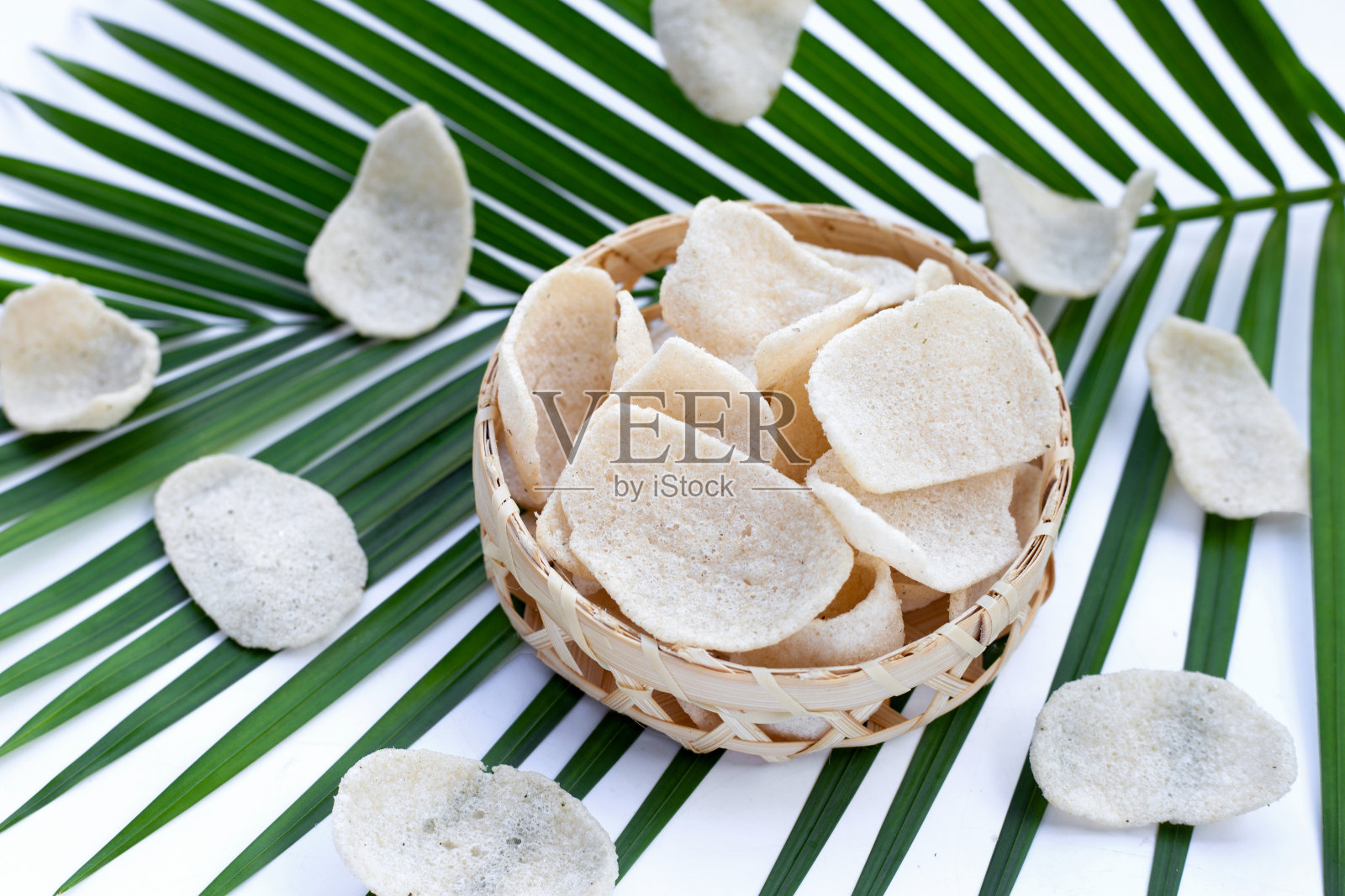 竹篓里的鲜虾片。虾香饭小吃照片摄影图片