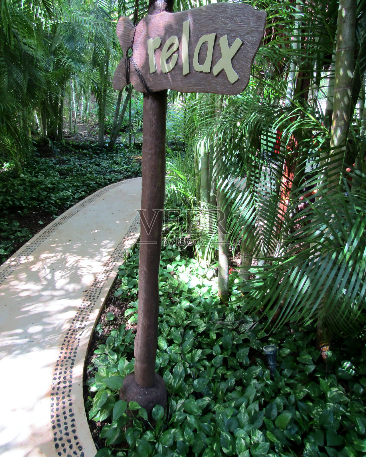 放松木字标志。照片摄影图片