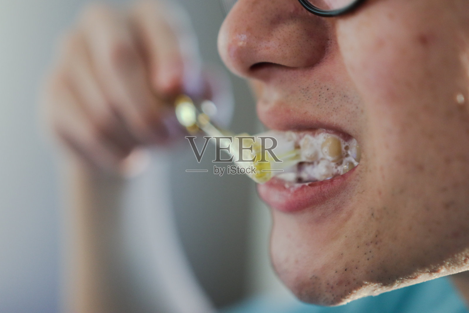 接近刷牙照片摄影图片