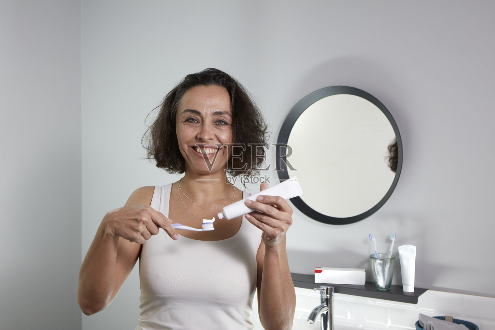 一位中年妇女正在挤牙膏照片摄影图片