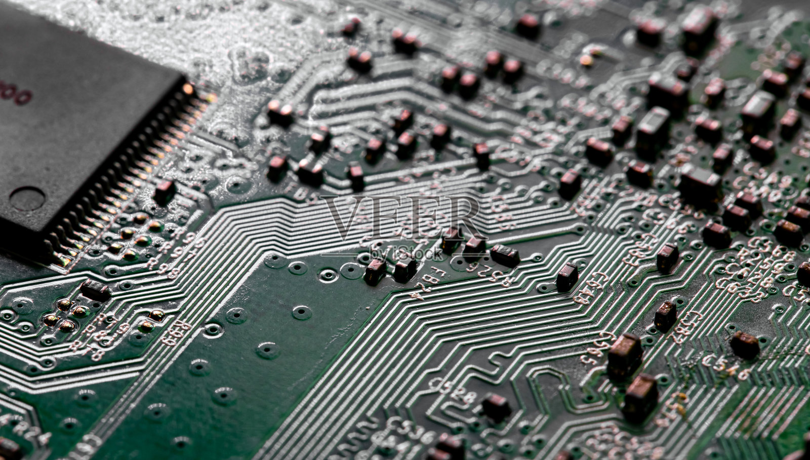 PC电路板上的印刷线路的宏观特写照片摄影图片