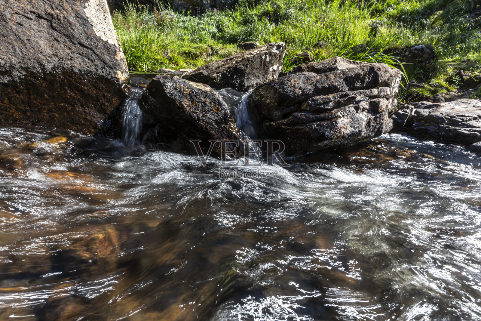 山区河流及瀑布。照片摄影图片