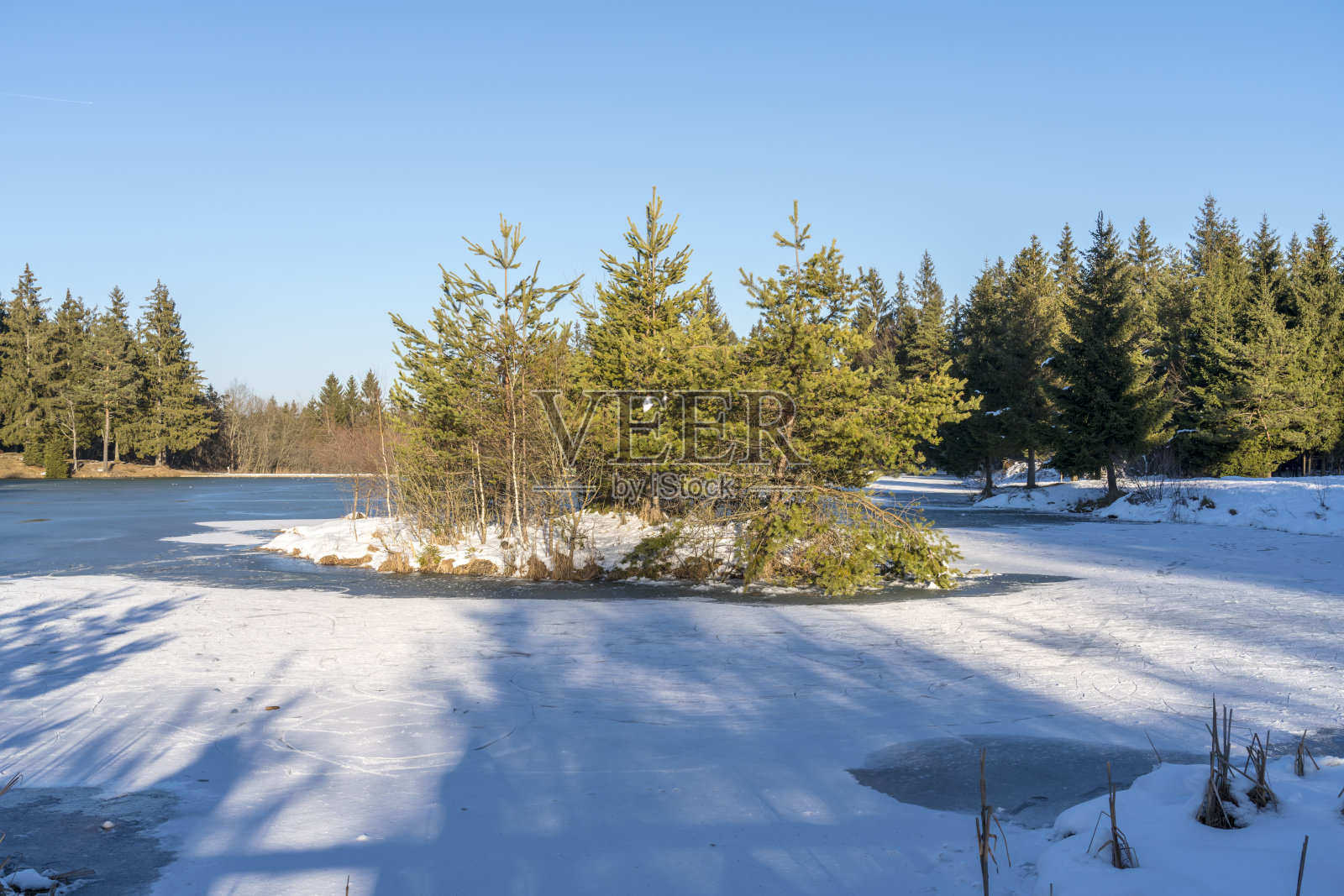 在阳光明媚的日子里结冰的湖照片摄影图片