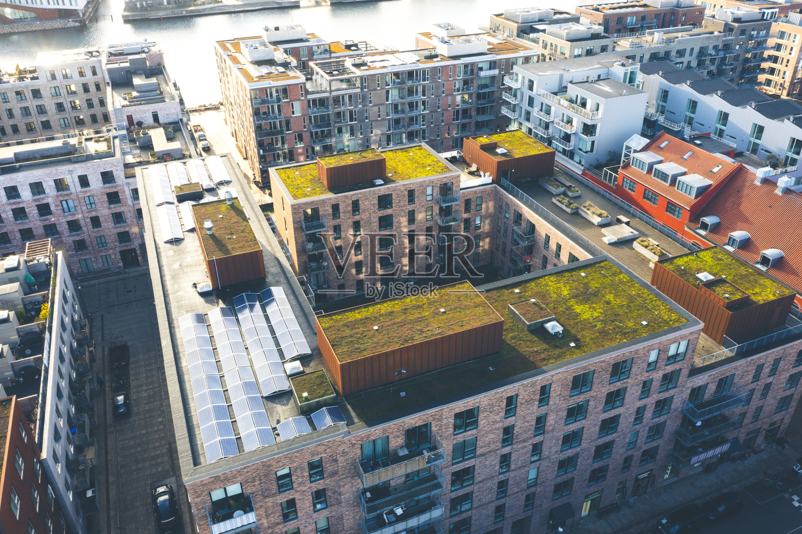 屋顶上安装太阳能电池板的智能城市照片摄影图片