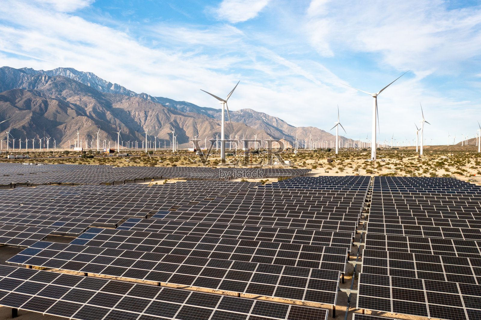 太阳能电池板和风车的鸟瞰图照片摄影图片