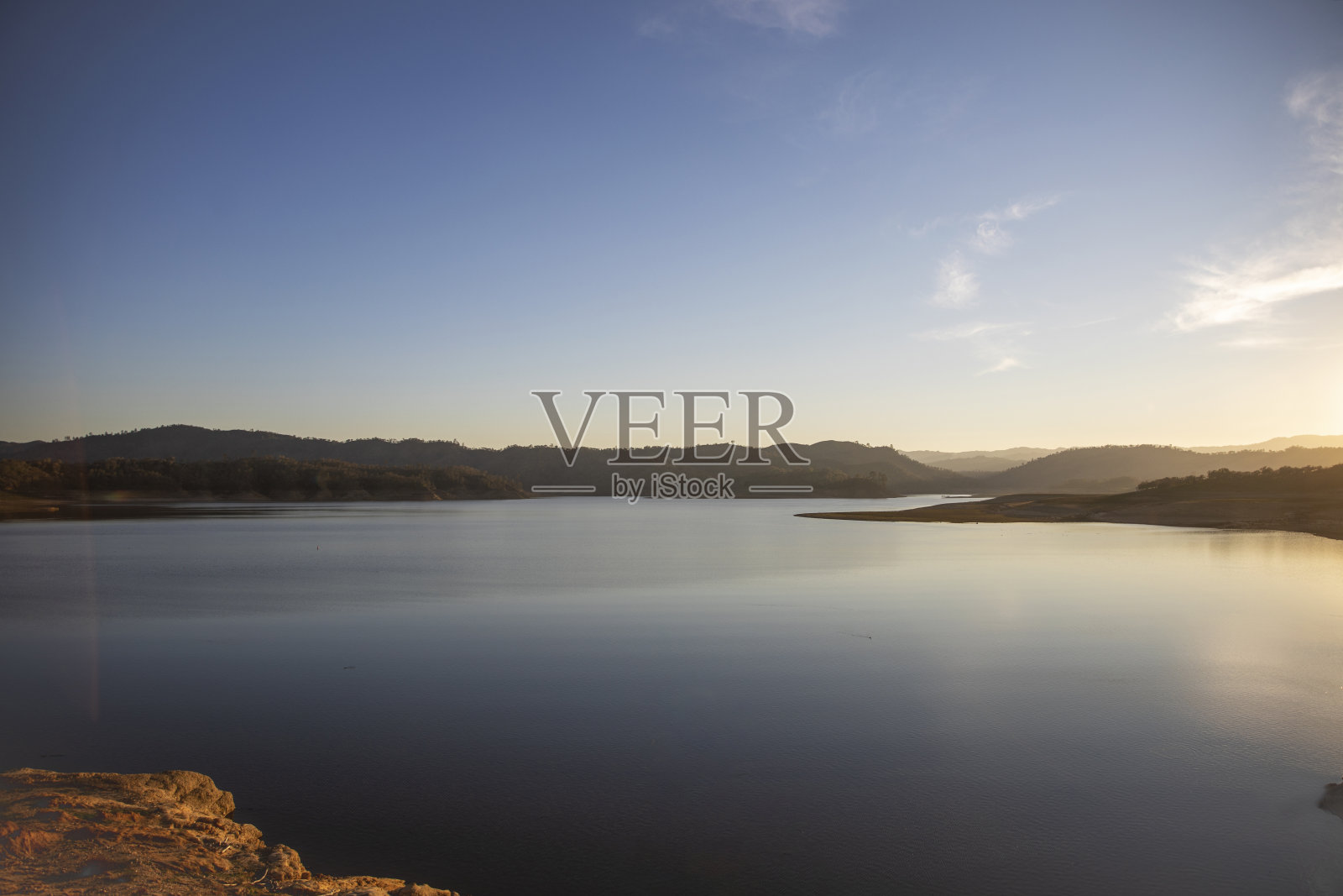 美丽的一天在湖照片摄影图片