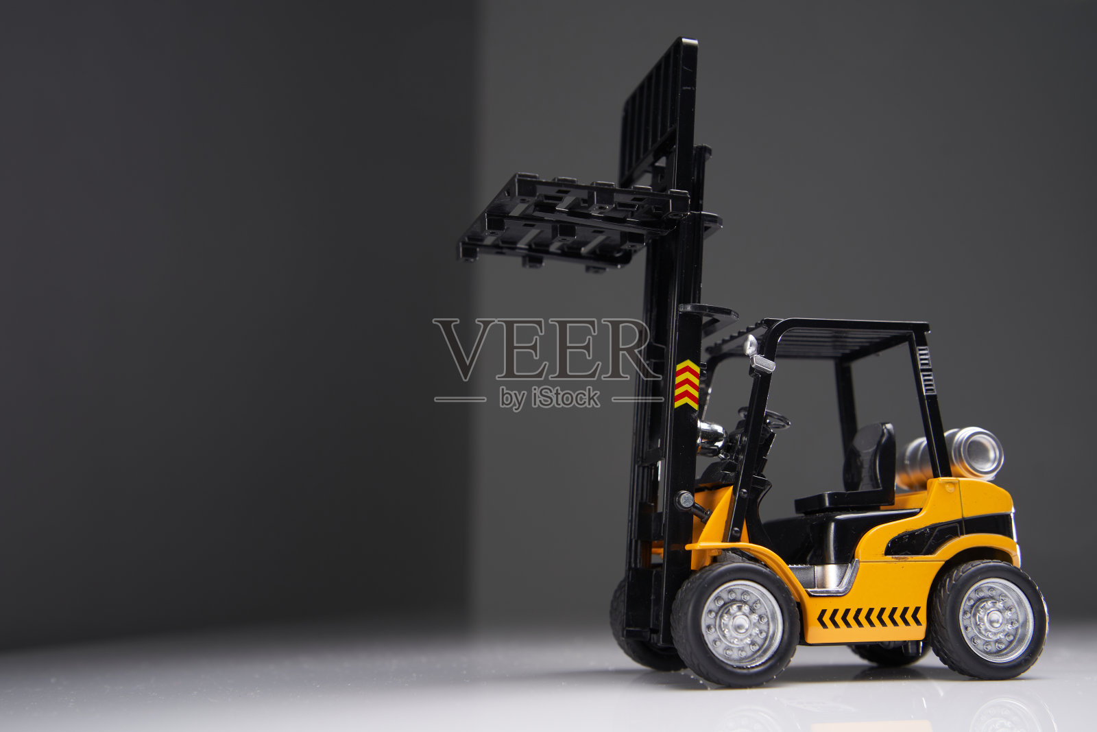 低角度观看玩具民间举起手臂照片摄影图片