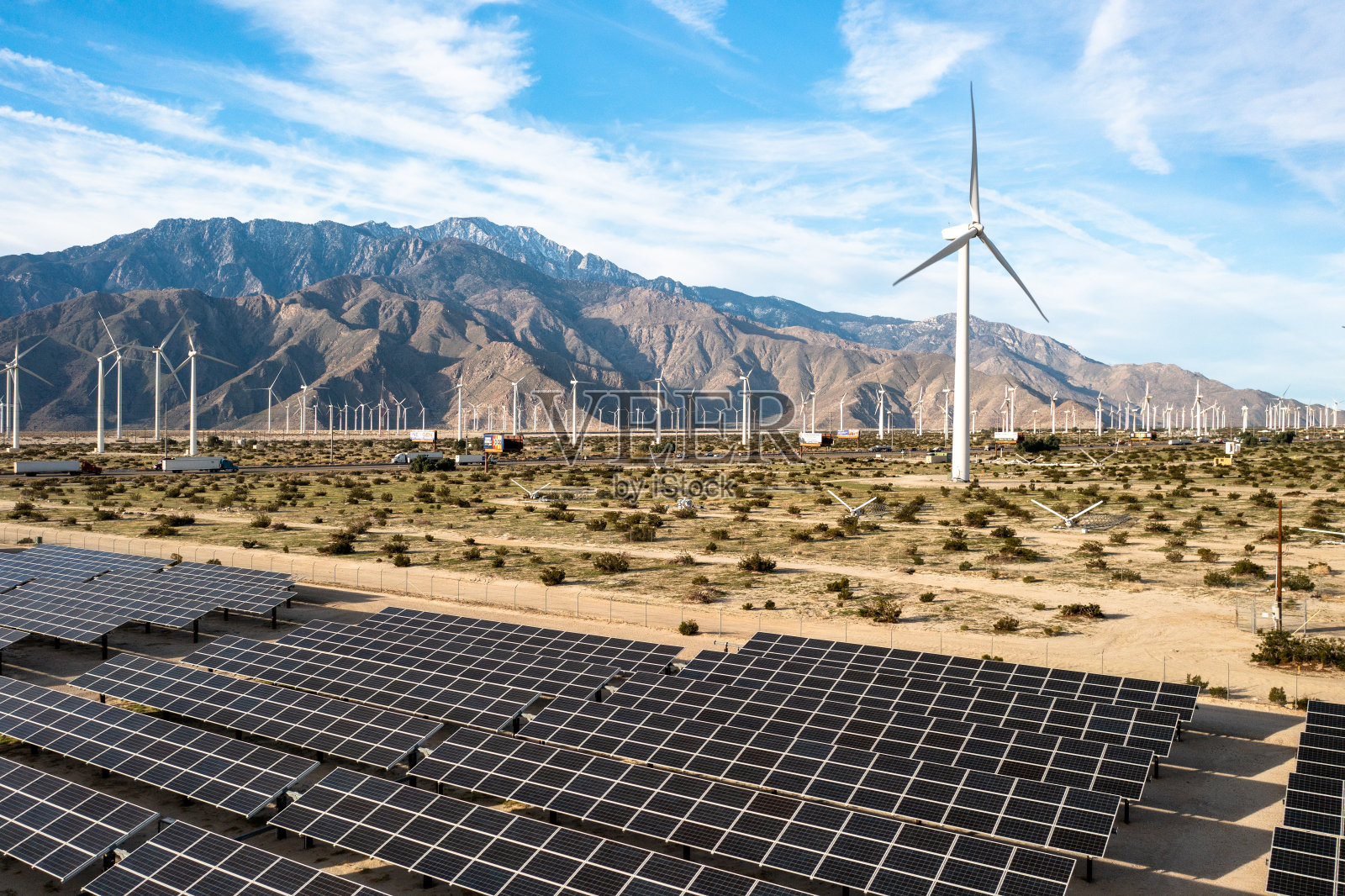 太阳能电池板和风车的鸟瞰图照片摄影图片