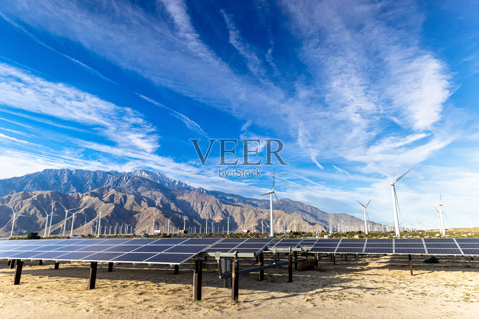 棕榈泉的风车和太阳能电池板照片摄影图片