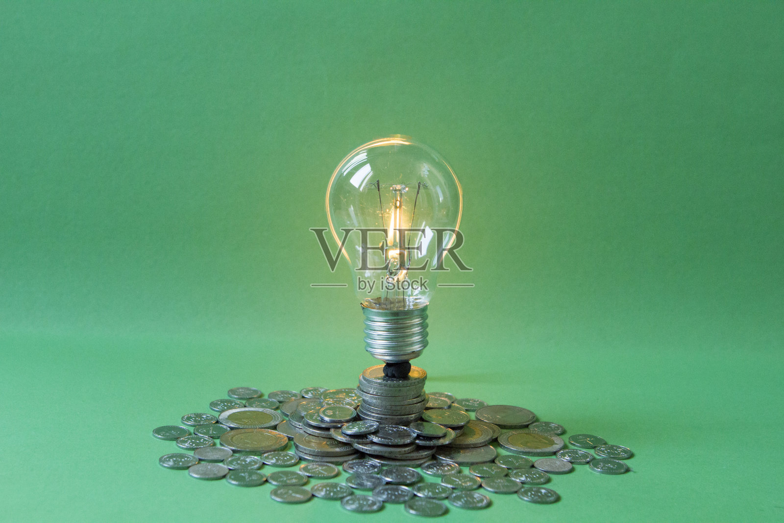 带电灯泡的硬币照片摄影图片