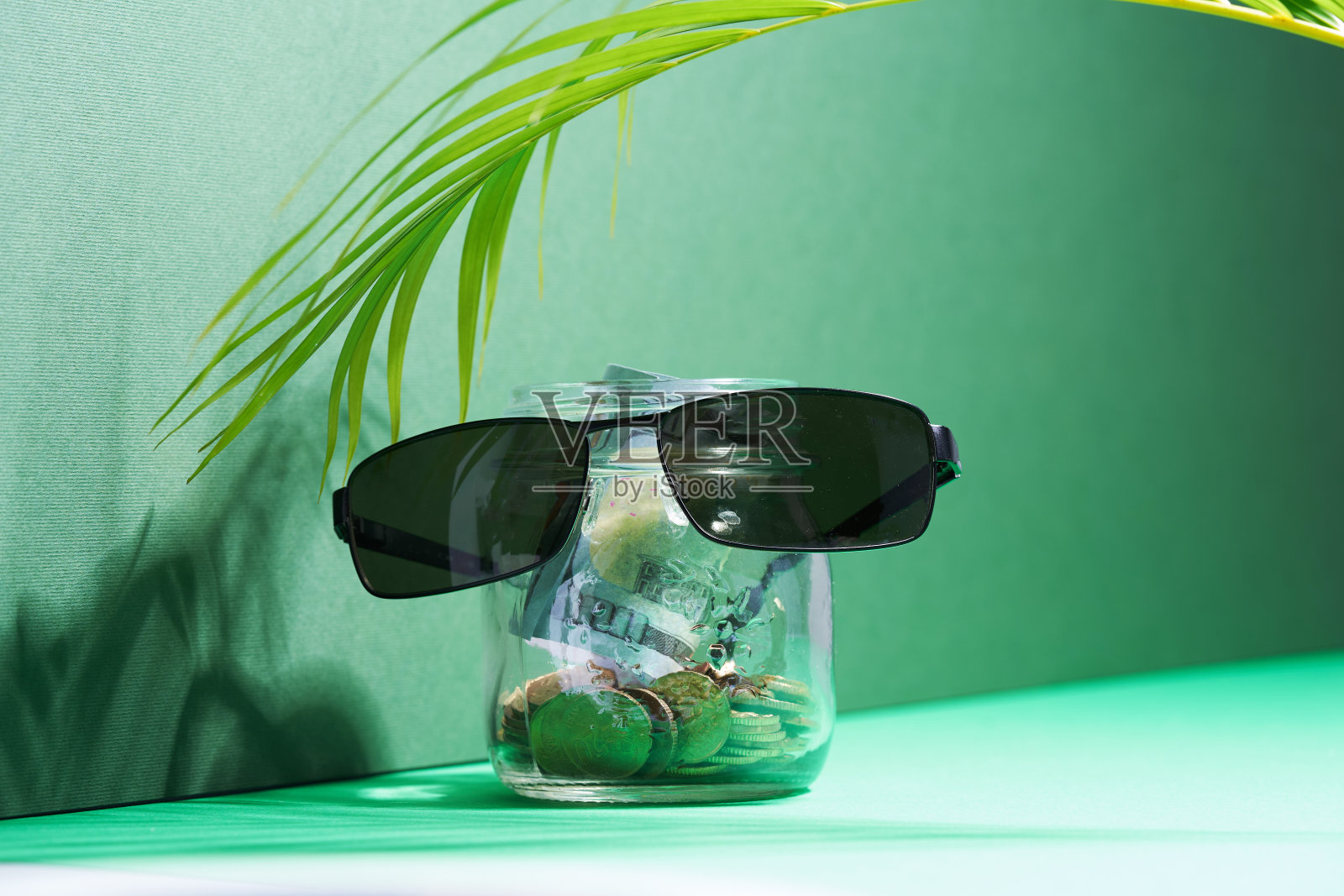 有棕榈叶和阴影的玻璃保存罐照片摄影图片