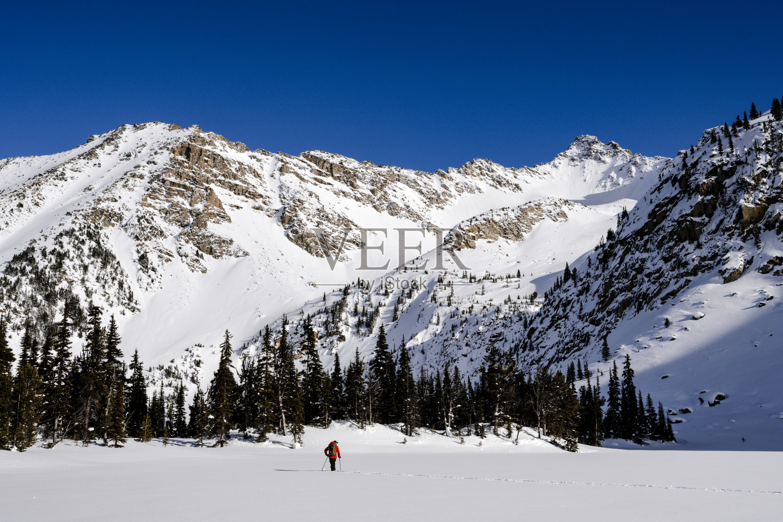 在山上感觉自己很渺小照片摄影图片
