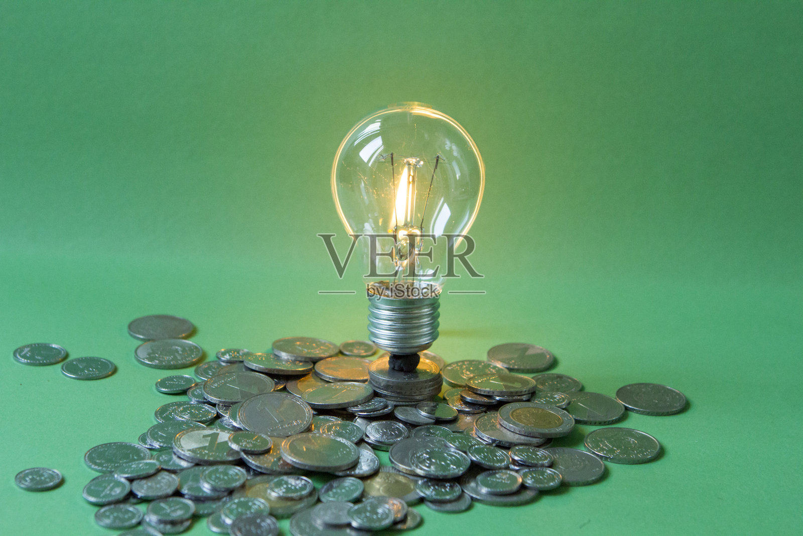 带电灯泡的硬币照片摄影图片