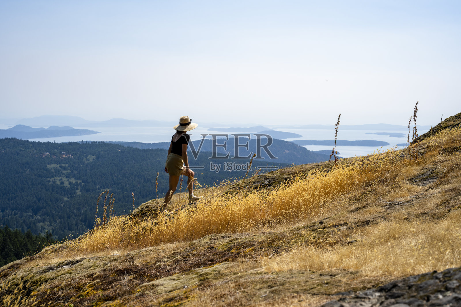 享受独自徒步旅行的女人照片摄影图片