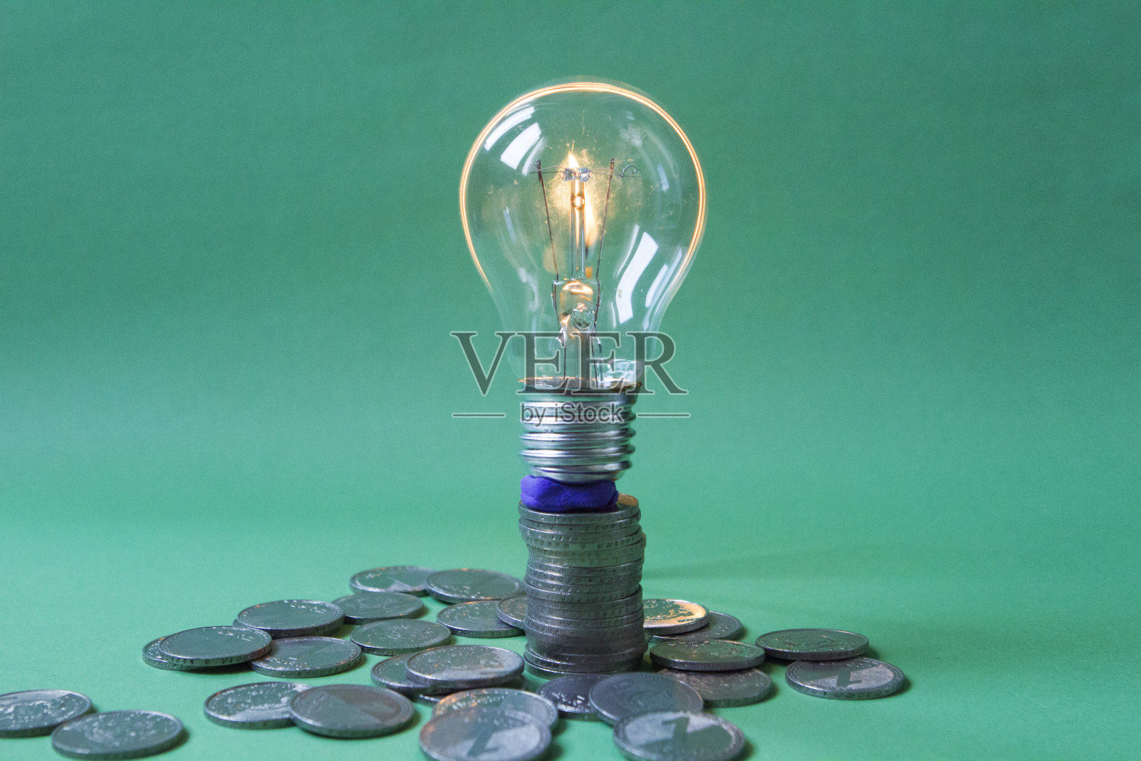 带灯泡的硬币照片摄影图片