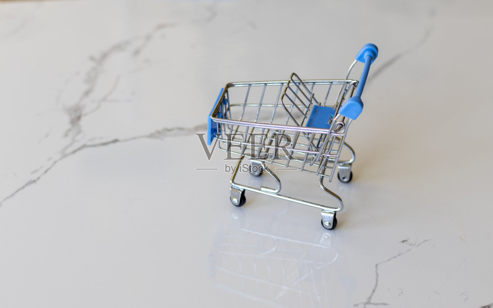 微型空购物车与复制空间照片摄影图片