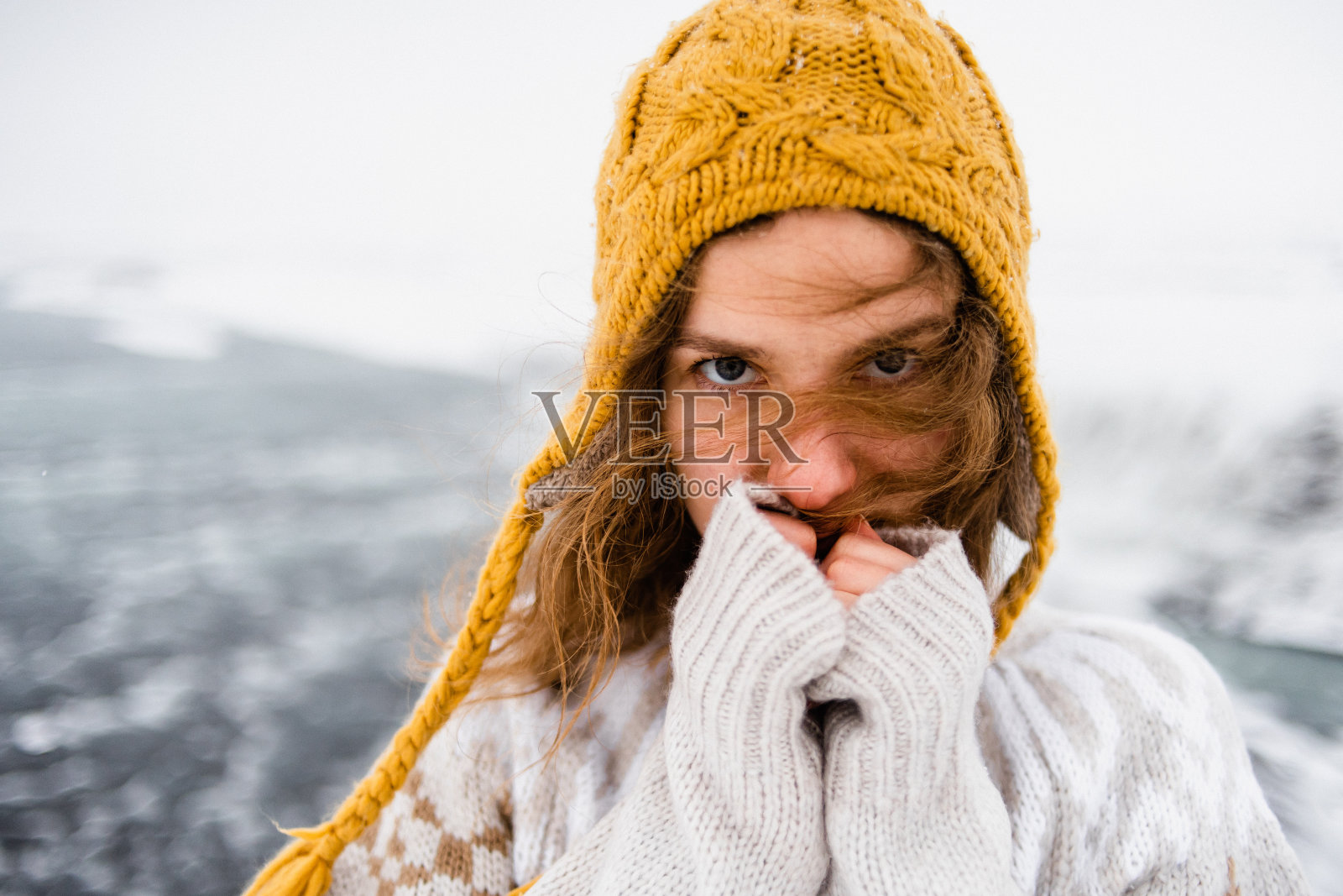 一幅美丽快乐的女人在冬天享受冰岛旅行的肖像照片摄影图片