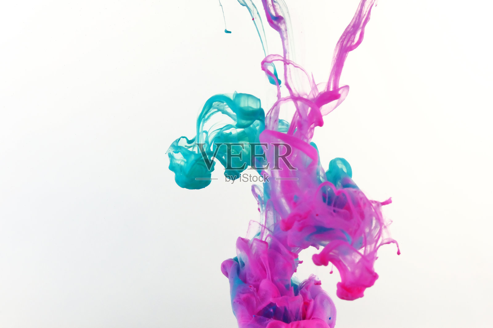 油漆落入水中的照片照片摄影图片