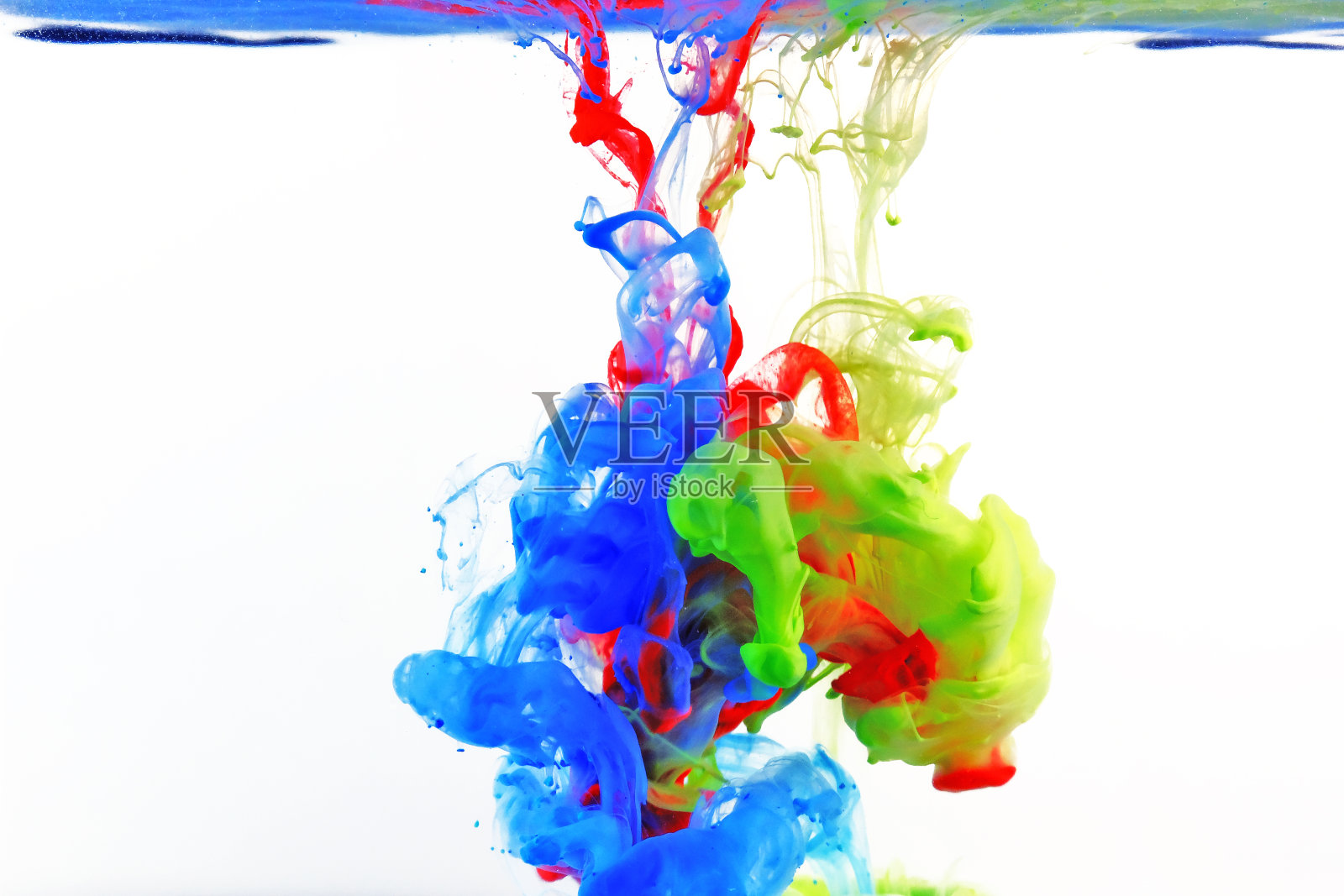 油漆落入水中的照片照片摄影图片