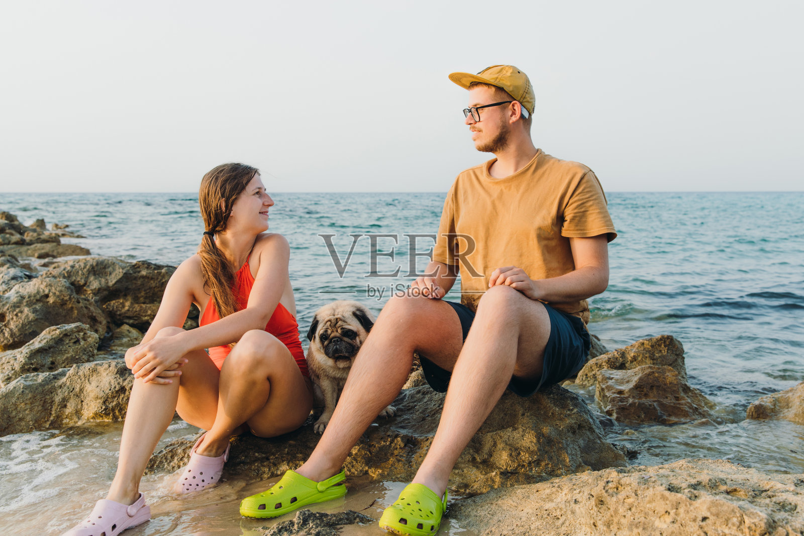 女性和男性旅行者与狗过着他们最好的生活，在希腊的夏季旅行照片摄影图片