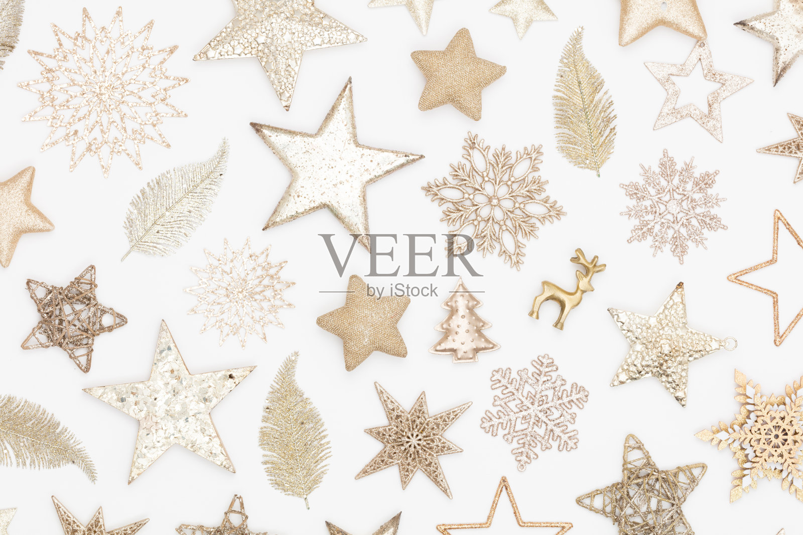 圣诞平面装饰背景白色木桌。照片摄影图片