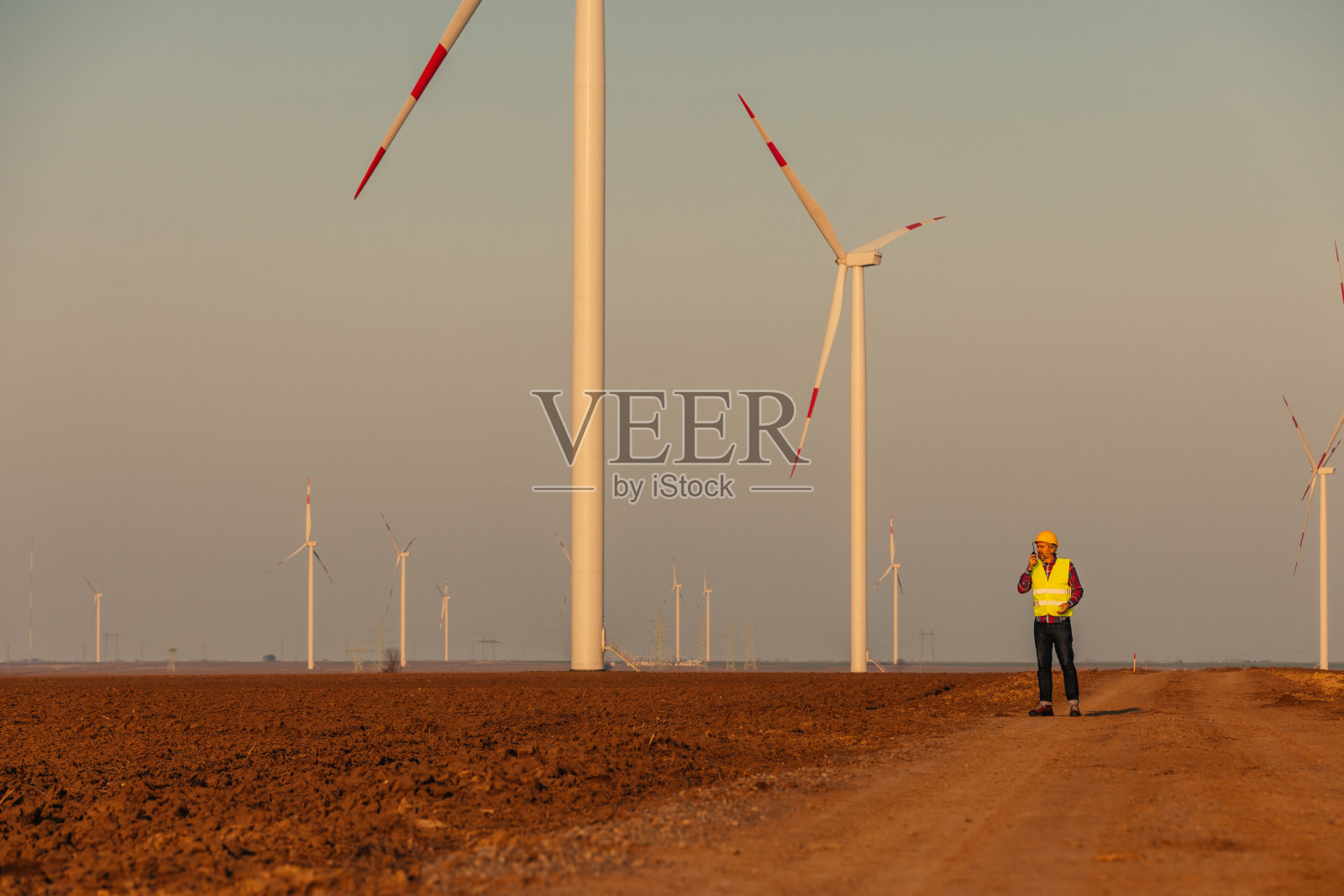 男，风力发电机组工程师照片摄影图片