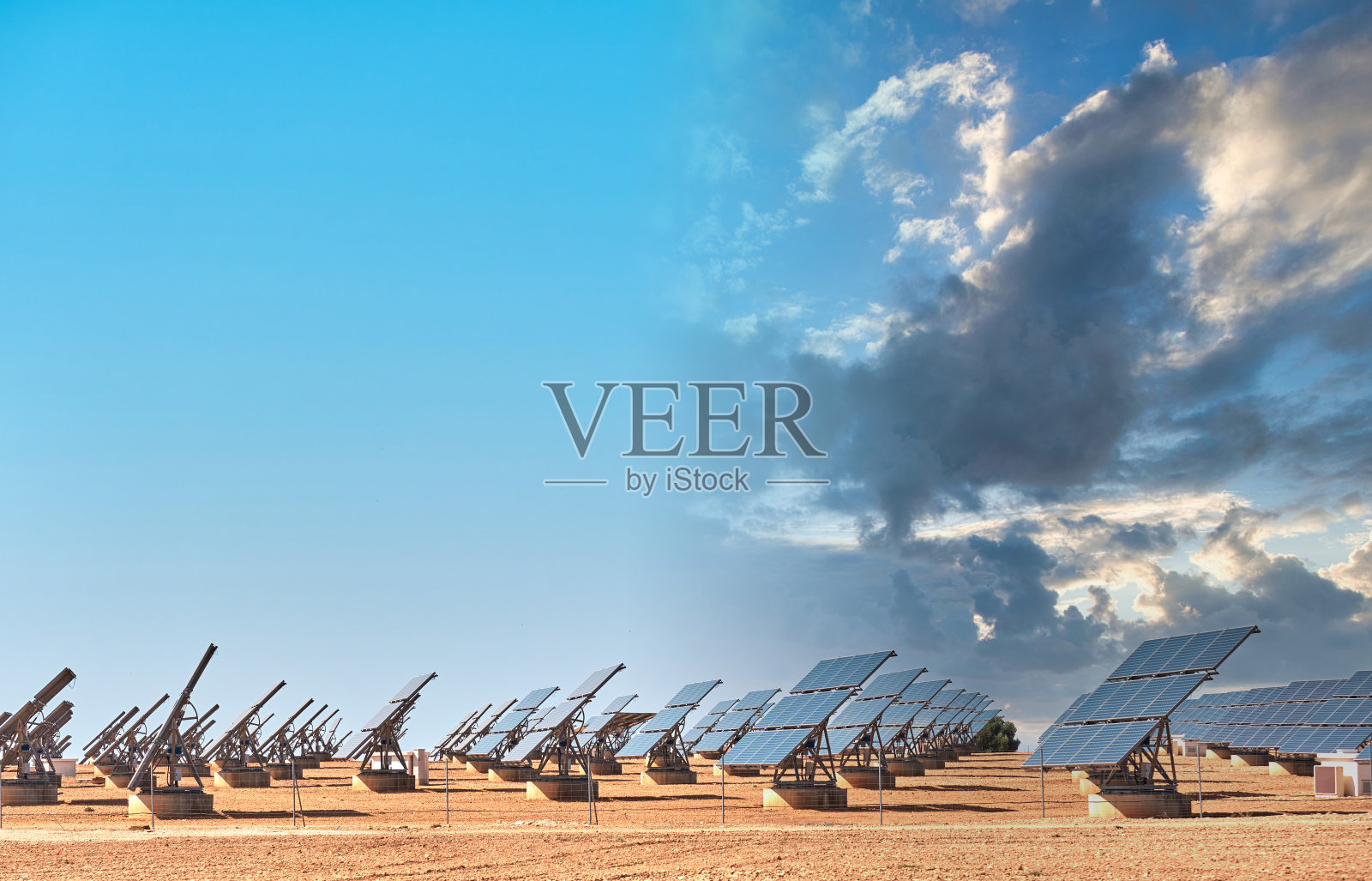 光伏电站，太阳能电池板在光伏电站的蒙太奇晴天和阴天照片摄影图片