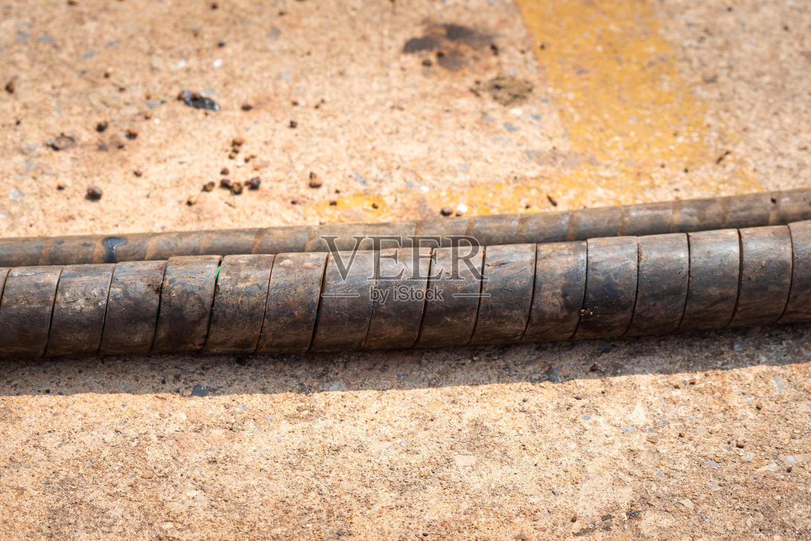 水泥地面上的电塔电缆组。照片摄影图片