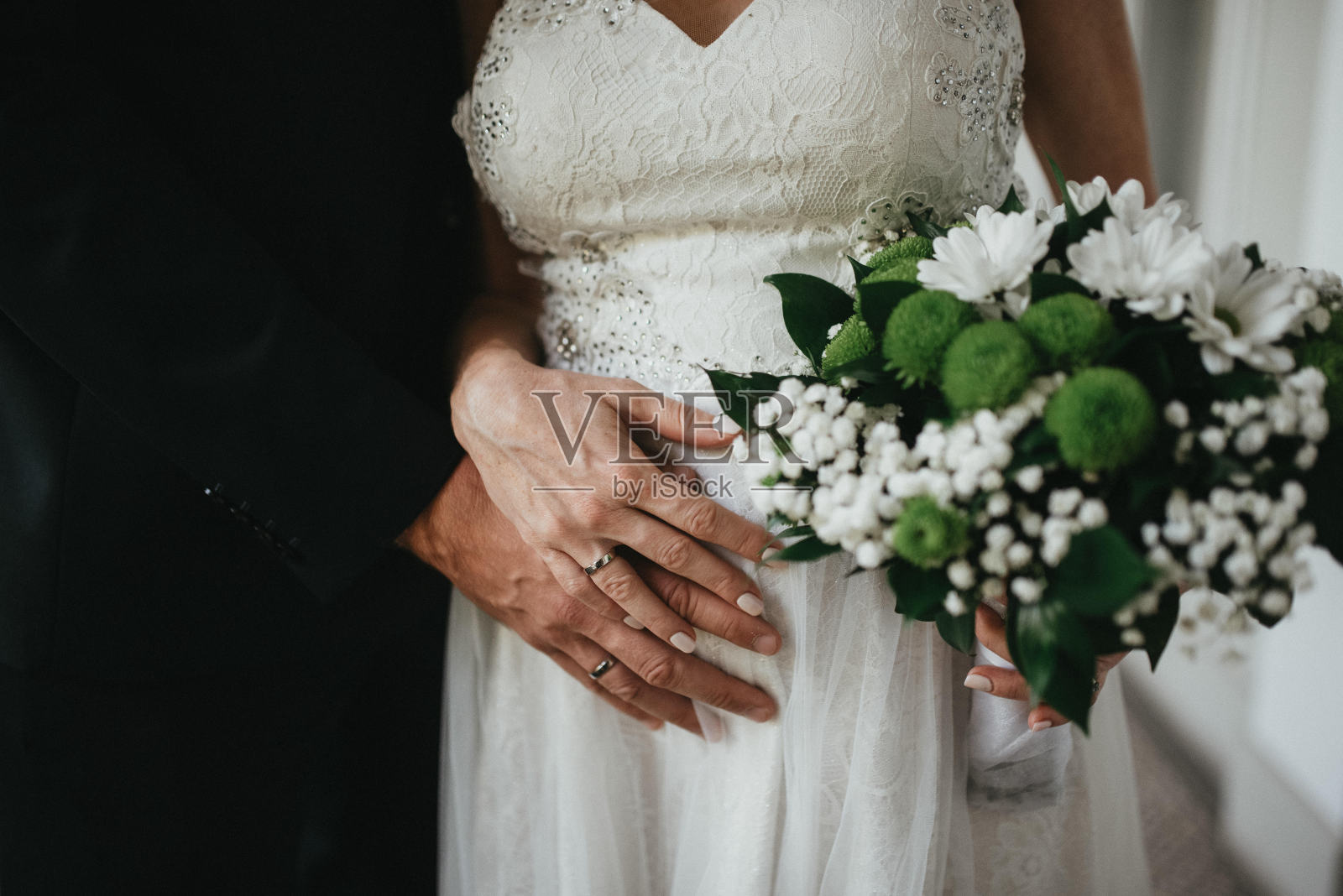 就结婚了。幸福的夫妻。今天是我们在一起许多美好日子的第一天。照片摄影图片