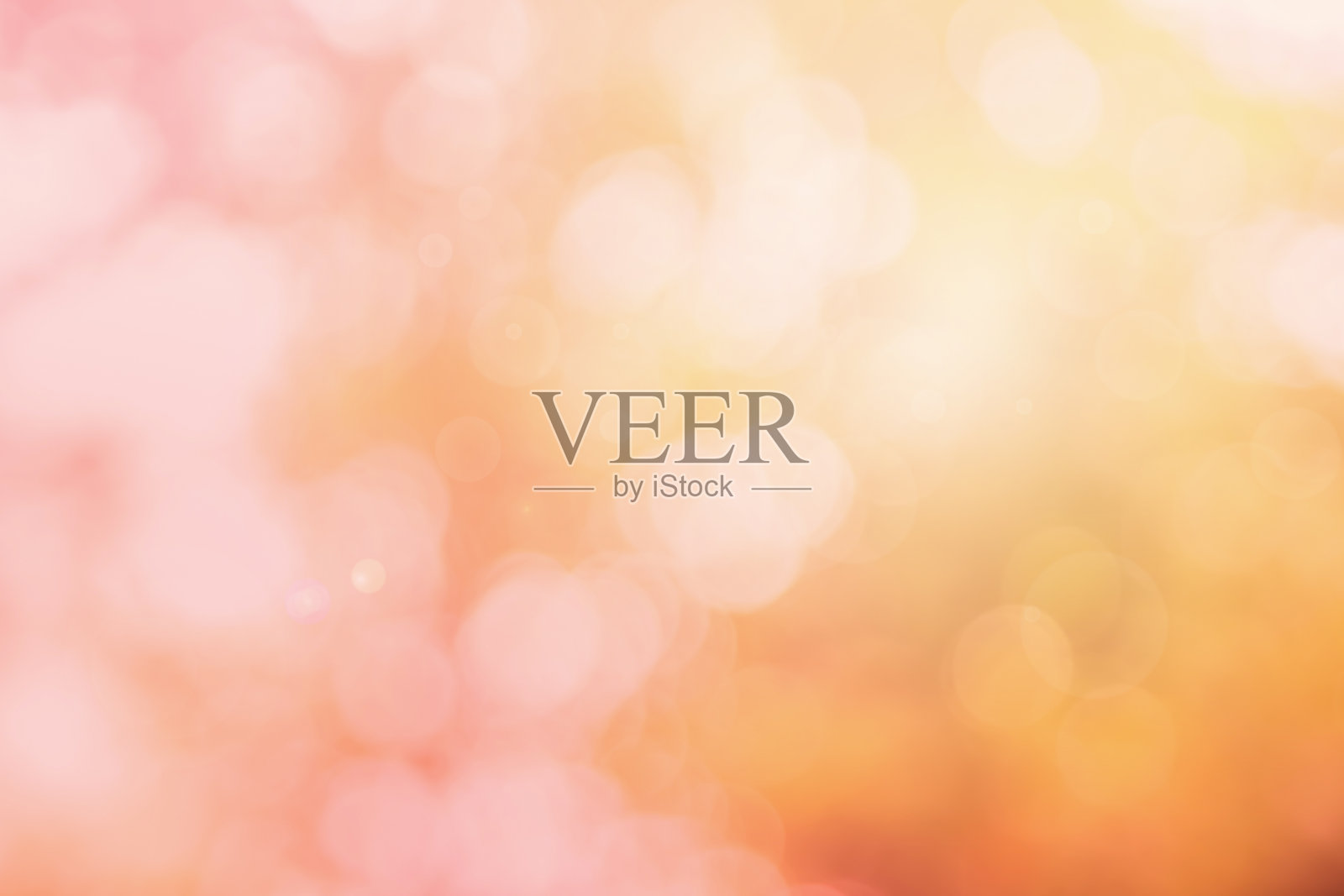 摘要模糊橘色和桃色为背景，模糊户外节日灯光和粉红色泡泡焦点纹理装饰。照片摄影图片