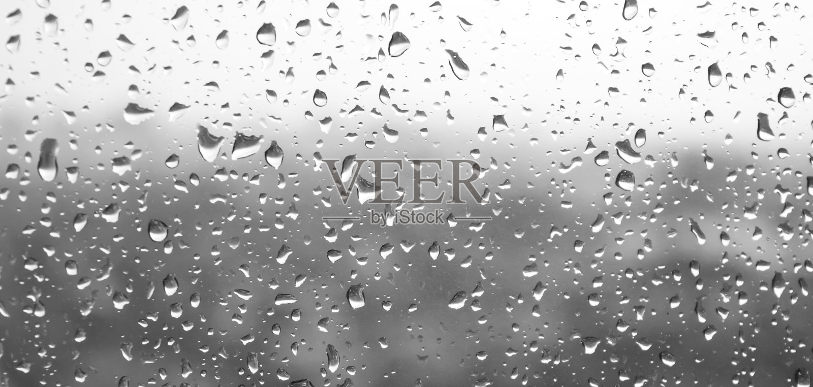 水滴在玻璃上，雨滴的背景纹理照片摄影图片