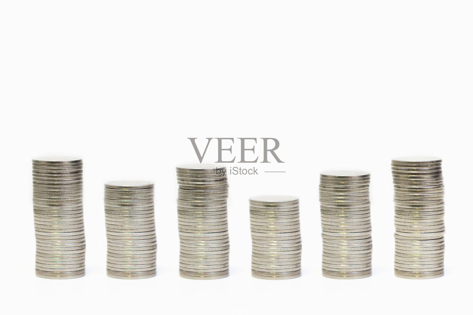 银币堆叠成图形排列在孤立的白色背景上，货币增长理念和可持续投资，商业成功和金融理念，银行和储蓄和经济理念照片摄影图片