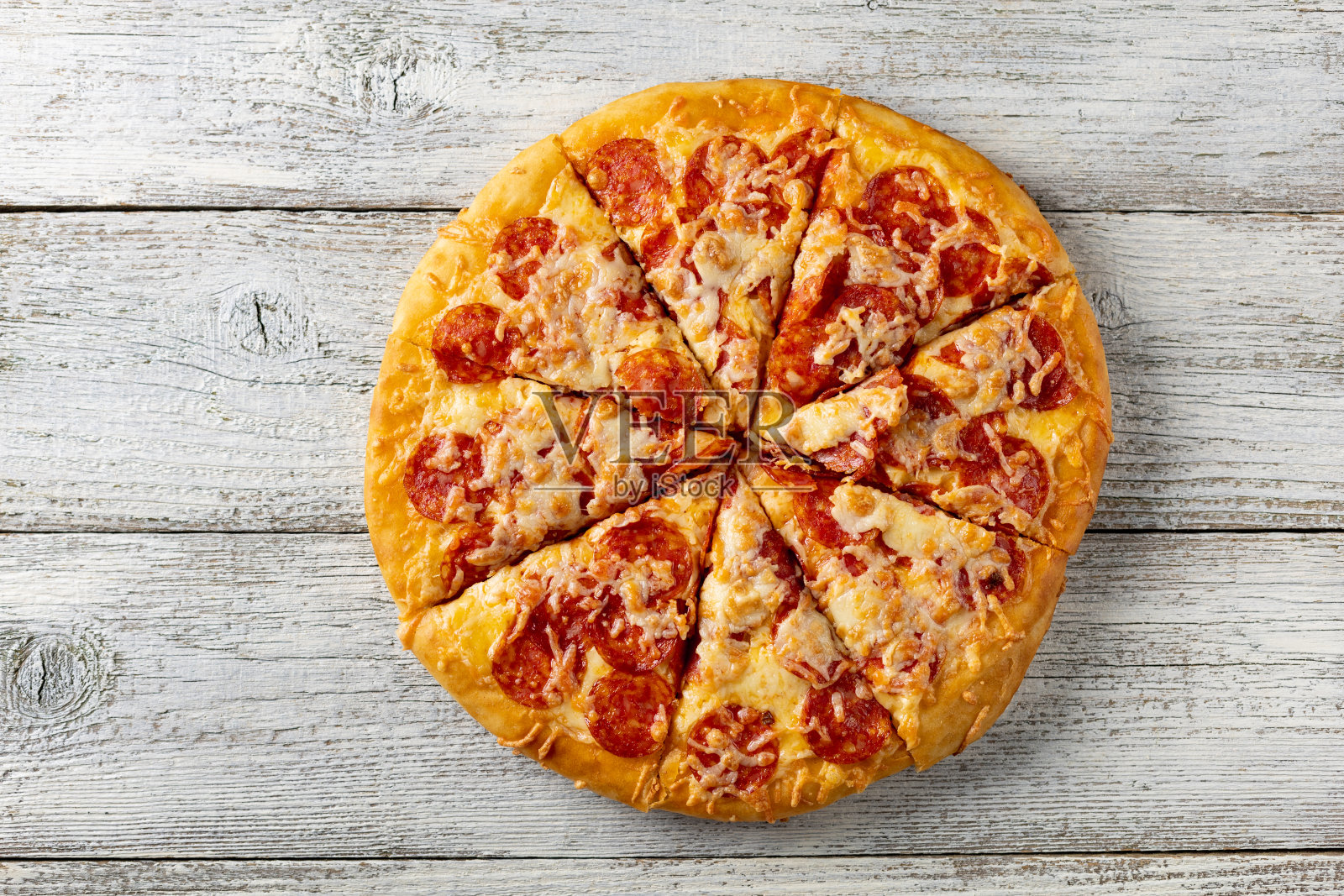 美味的自制辣香肠披萨。意大利腊肠和奶酪披萨。顶部视图与文本的复制空间。照片摄影图片