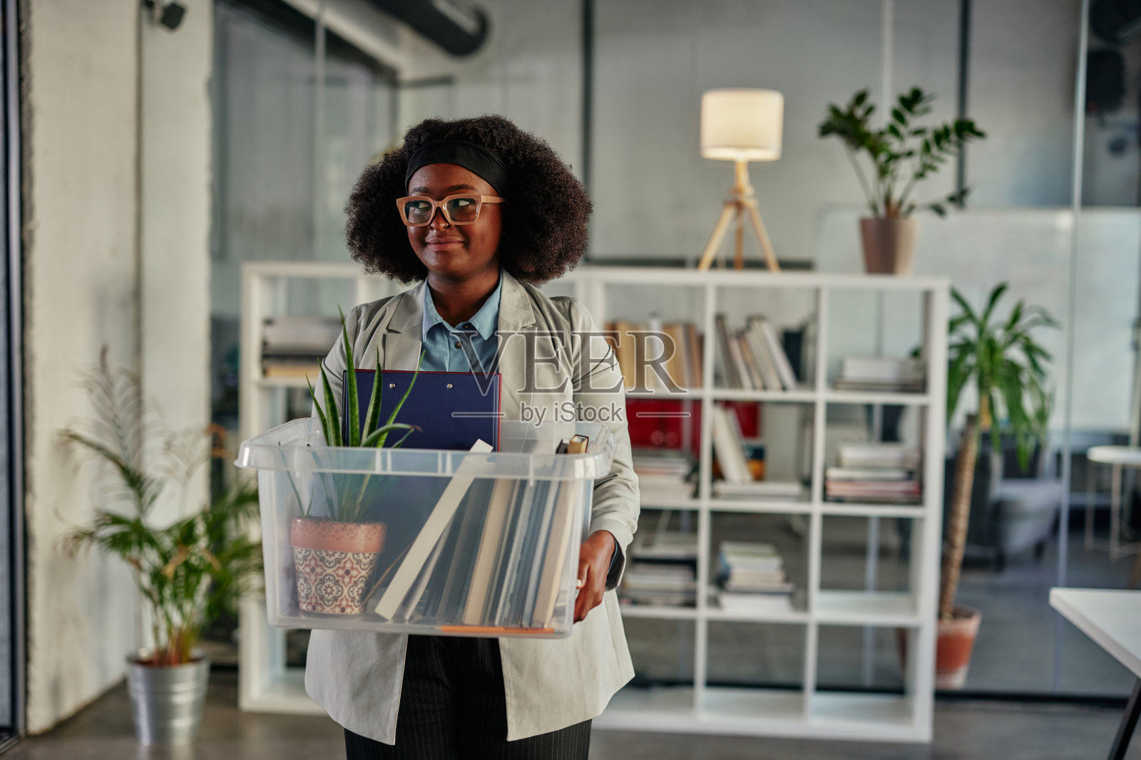 用塑料容器运送办公用品的商务人员照片摄影图片