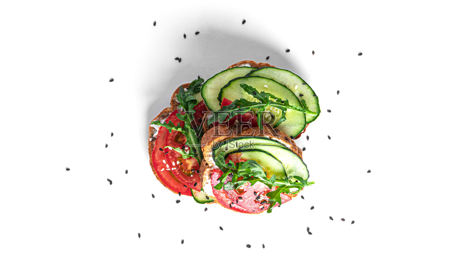 意式烤面包，白色背景，搭配奶油芝士和蔬菜。祝酒孤立。三明治孤立。蔬菜和奶酪三明治照片摄影图片