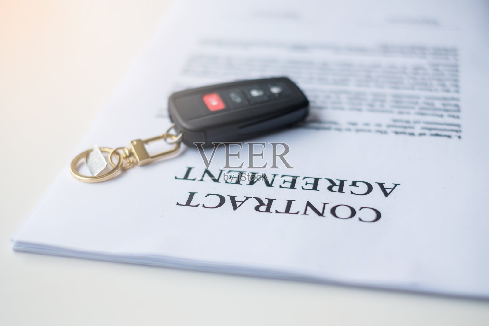 合同文件与汽车和遥控钥匙。购买和销售，保险，租赁和合同协议的概念照片摄影图片