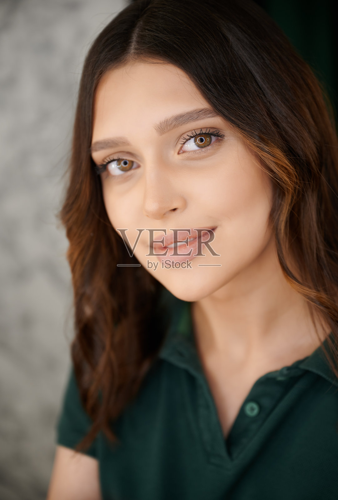 迷人的女人展示化妆的肖像。照片摄影图片